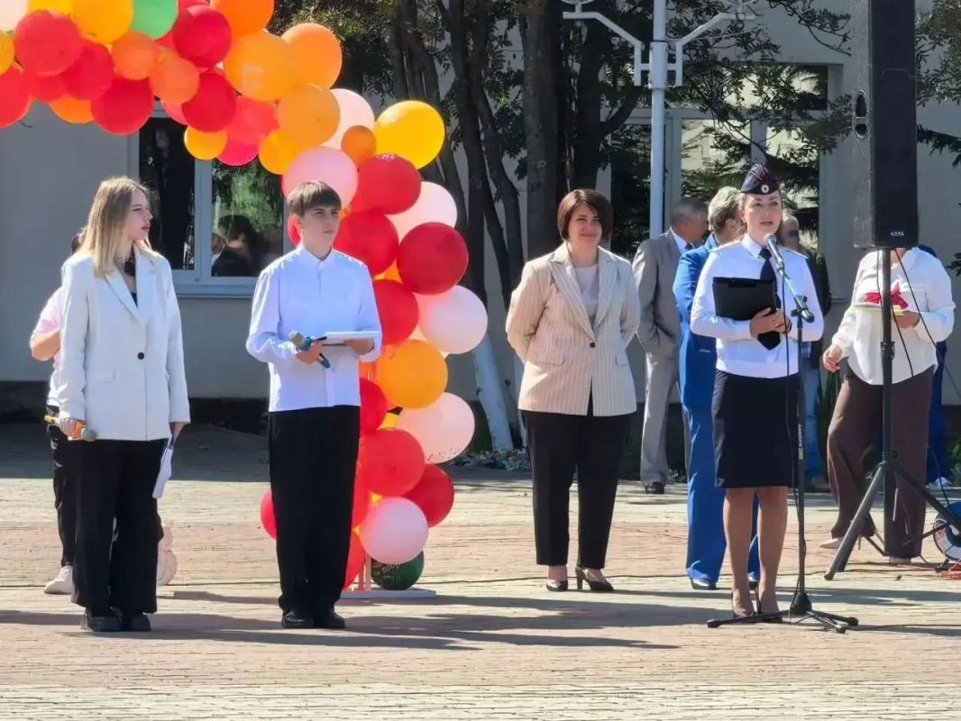 Первый звонок прозвенел. А значит — снова в путь! Первый звонок прозвенел. А значит — снова в путь!