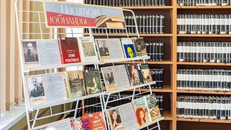 В главной библиотеке Сахалинской области открыли выставку книг знаменитых писателей-юбиляров осени