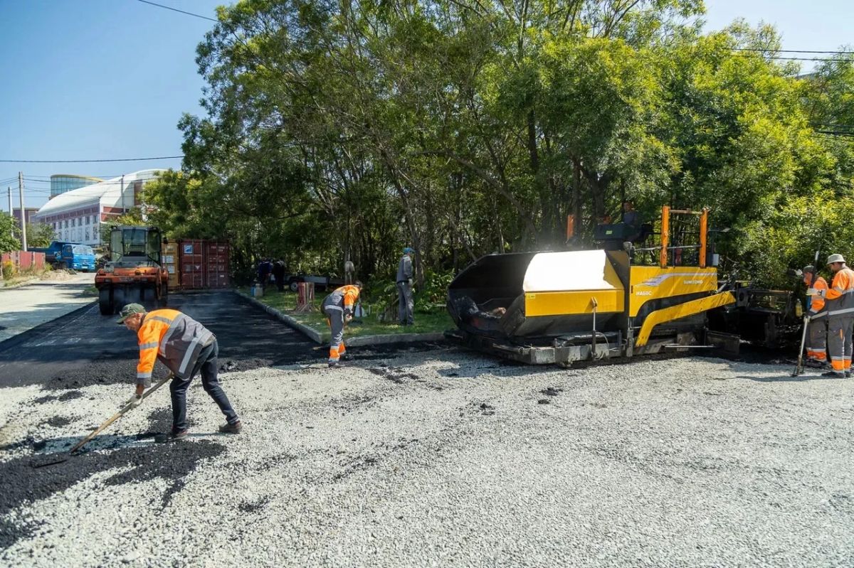 Дорожные службы продолжают работы по замене асфальта Дорожные службы продолжают работы по замене асфальта