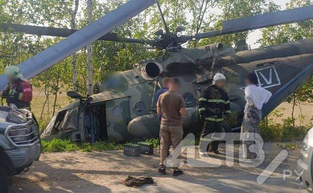 Очевидцы: на Сахалине жесткую посадку на трассе совершил вертолет Очевидцы: на Сахалине жесткую посадку на трассе совершил вертолет