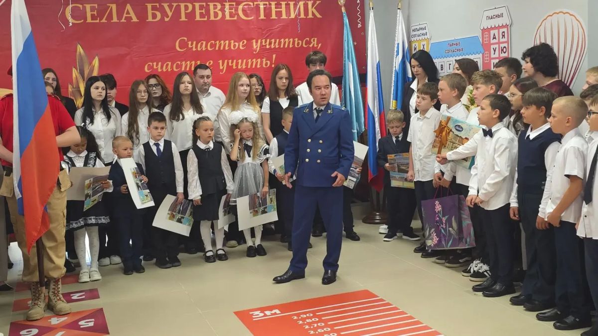 В Буревестниковской средней школе в этом году впервые за парты сели десять юных горновчан В Буревестниковской средней школе в этом году впервые за парты сели десять юных горновчан