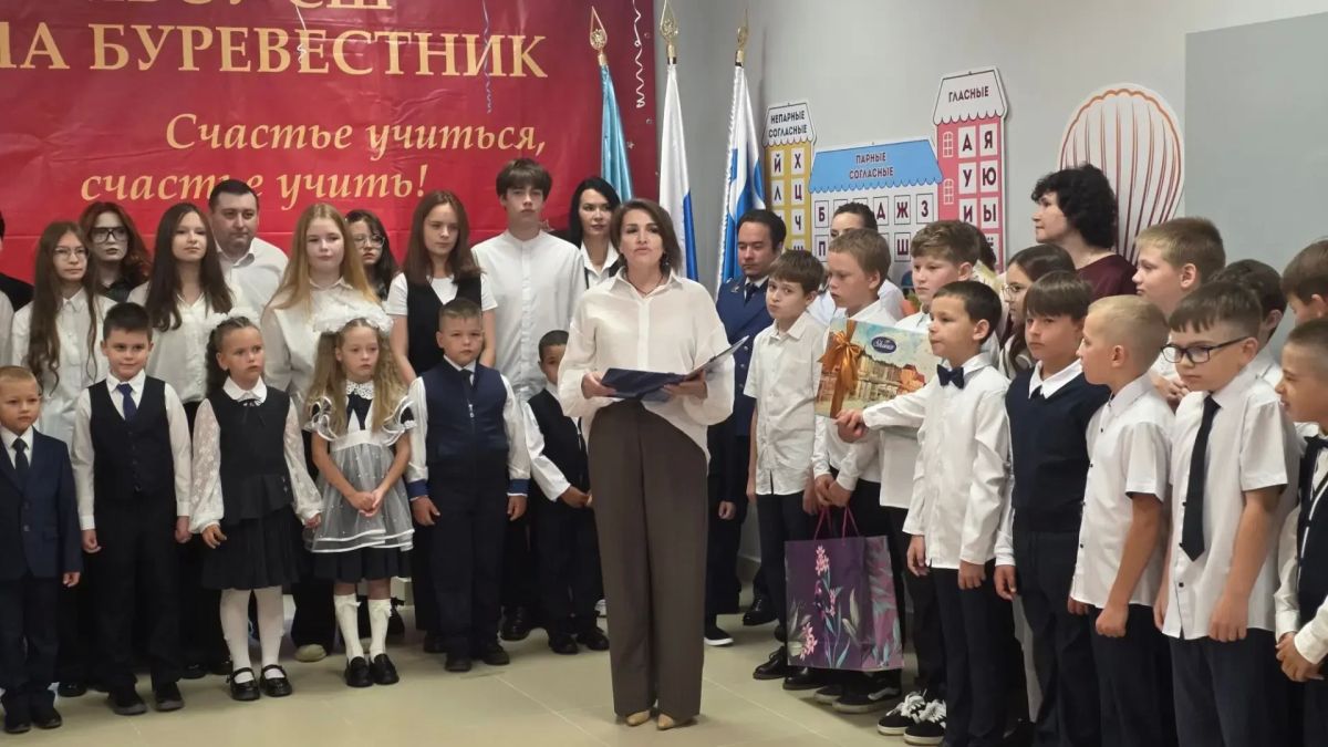 В Буревестниковской средней школе в этом году впервые за парты сели десять юных горновчан В Буревестниковской средней школе в этом году впервые за парты сели десять юных горновчан