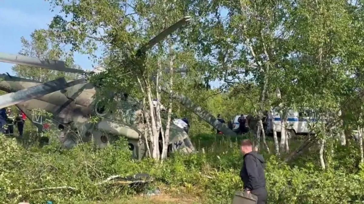 Вертолёт с сотрудником сахалинского избиркома и журналистами совершил жёсткую посадку на трассе в Сахалинской области Вертолёт с сотрудником сахалинского избиркома и журналистами совершил жёсткую посадку на трассе в Сахалинской области