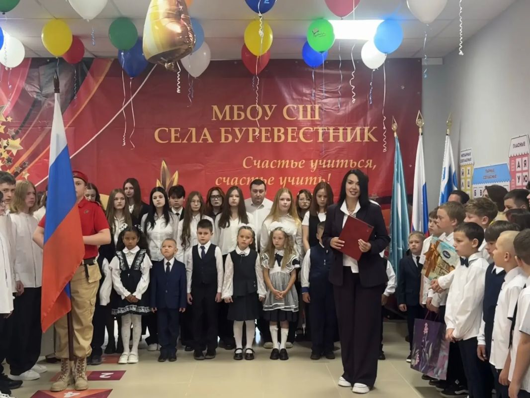 В Буревестниковской средней школе в этом году впервые за парты сели десять юных горновчан В Буревестниковской средней школе в этом году впервые за парты сели десять юных горновчан