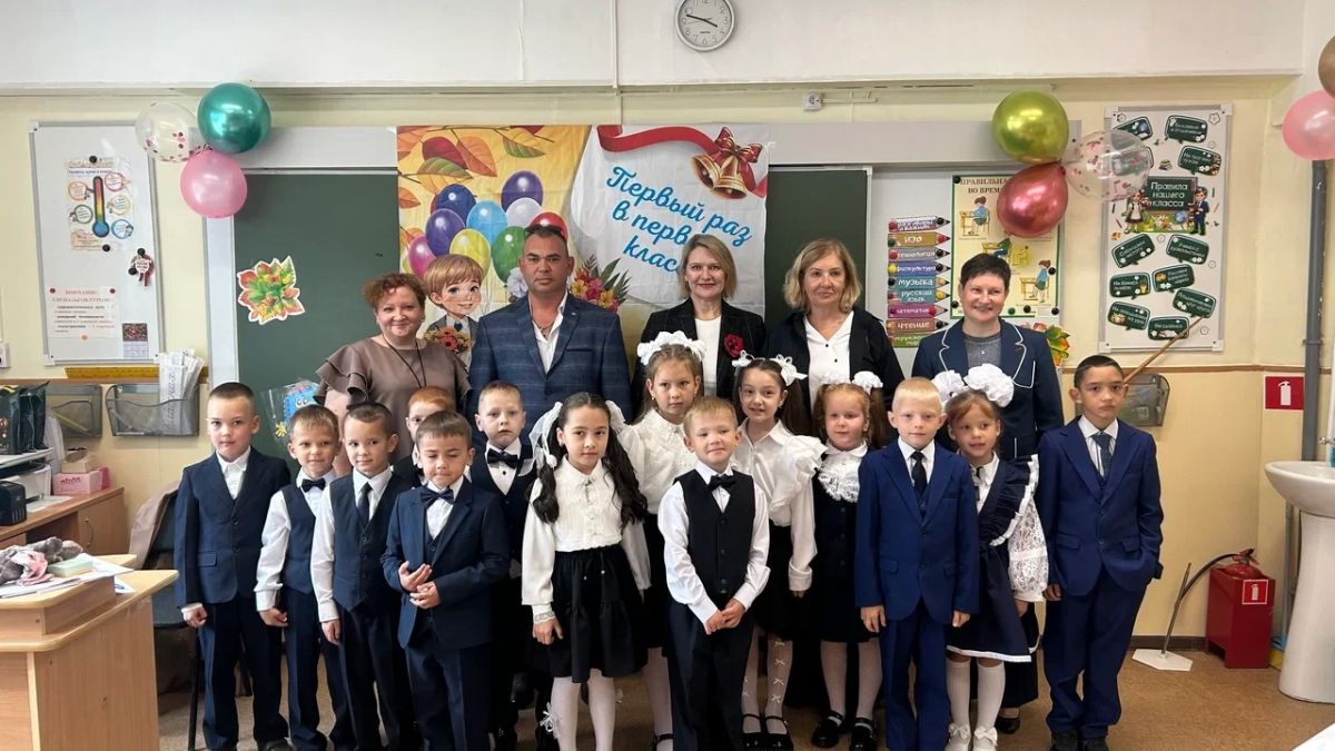 В Горячих Ключах, как и в Курильске, в этом году набрали два первых класса, и это приятное обстоятельство отметила в своём выступлении в Горячеключевской средней школе председатель Собрания Татьяна Белоусова В Горячих Ключах, как и в Курильске, в этом году набрали два первых класса, и это приятное обстоятельство отметила в своём выступлении в Горячеключевской средней школе председатель Собрания Татьяна Белоусова
