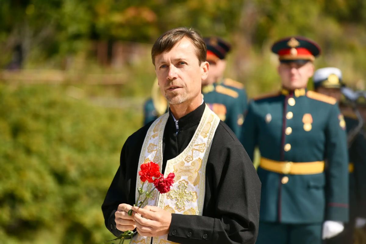 Сегодня состоялось возложение цветов на могилы участников Великой Отечественной войны и специальной военной операции, покоящихся на кладбищах в Курильске и селе Рейдово Сегодня состоялось возложение цветов на могилы участников Великой Отечественной войны и специальной военной операции, покоящихся на кладбищах в Курильске и селе Рейдово