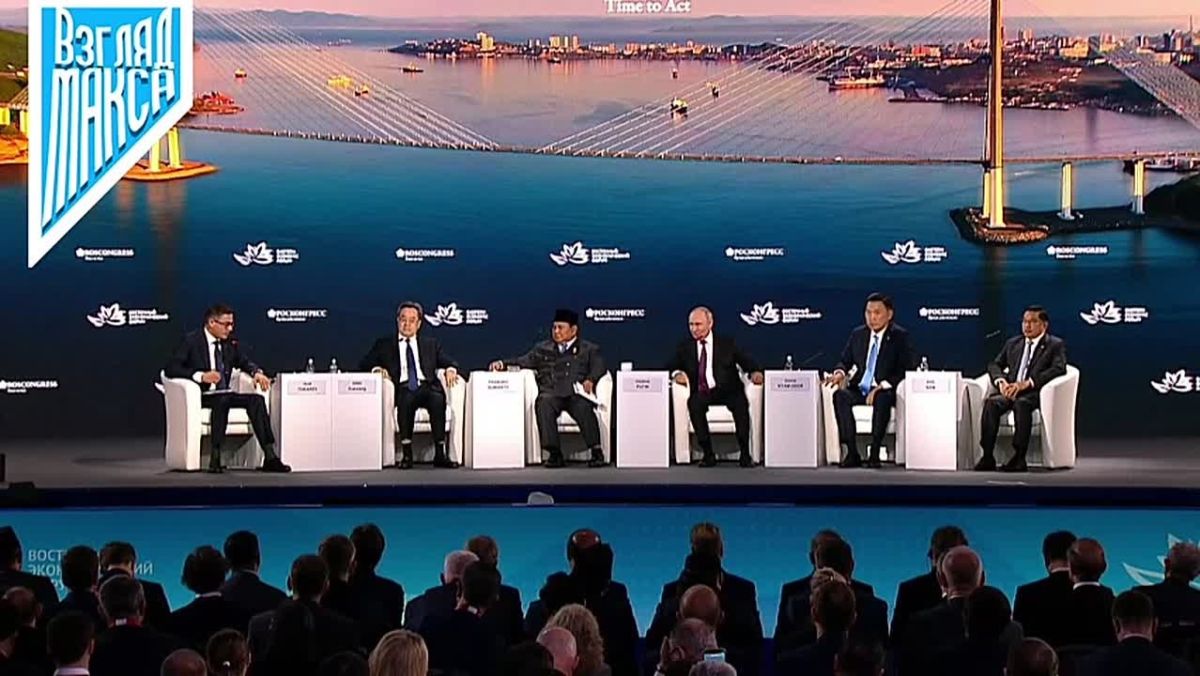 Президент России Владимир Путин выступает на пленарном заседании ВЭФ-2026