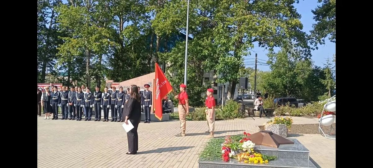 Вечный огонь теперь горит и в Долинске – сегодня его официально зажгли в районном сквере Славы Вечный огонь теперь горит и в Долинске – сегодня его официально зажгли в районном сквере Славы