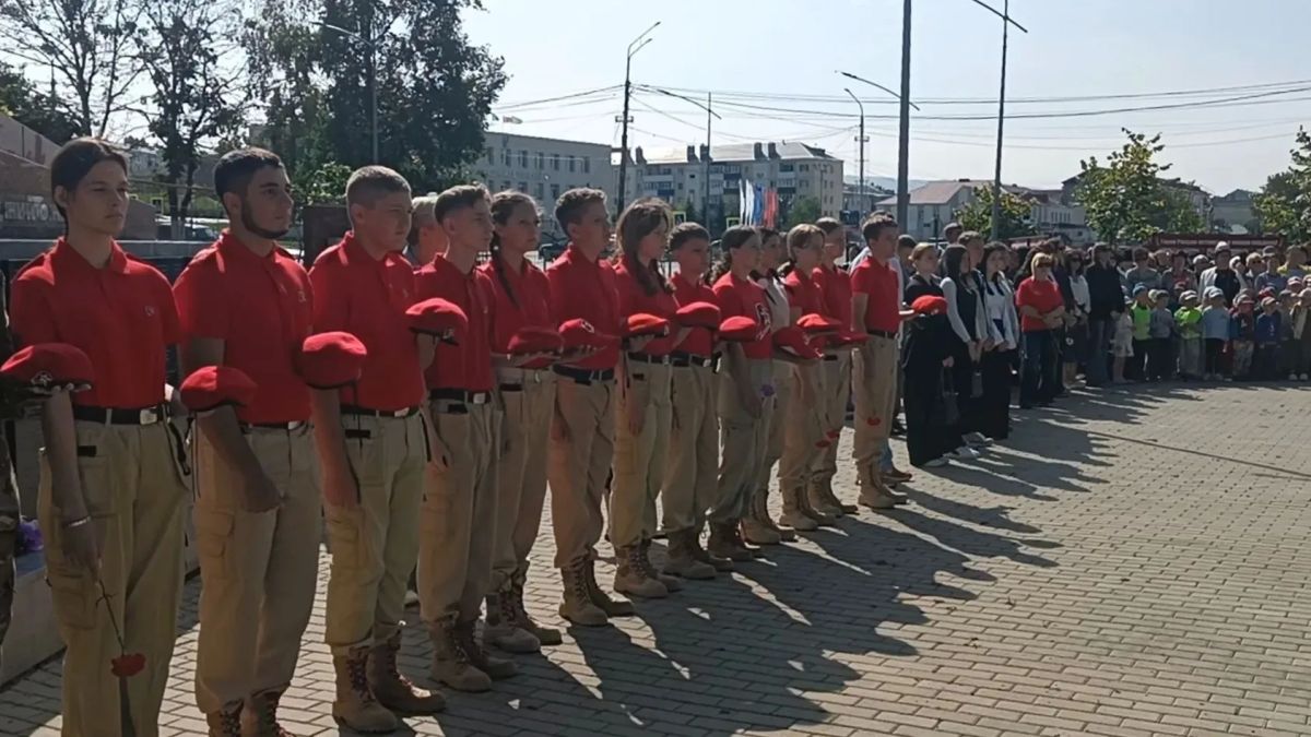 Вечный огонь теперь горит и в Долинске – сегодня его официально зажгли в районном сквере Славы Вечный огонь теперь горит и в Долинске – сегодня его официально зажгли в районном сквере Славы