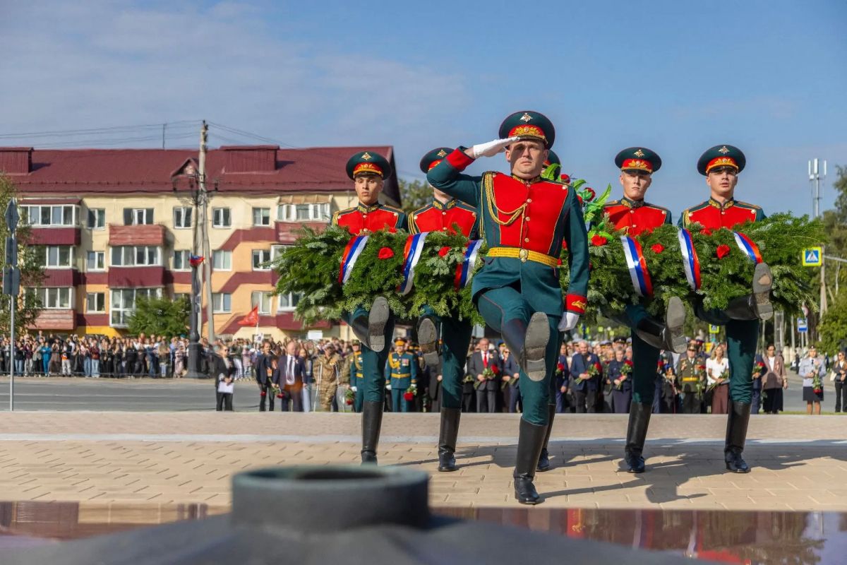 Копии боевых знамен войсковых частей и соединений, освобождавших Сахалин, пронесли в день Победы над Японией и 81 годовщину окончания Второй мировой войны в Южно-Сахалинске Копии боевых знамен войсковых частей и соединений, освобождавших Сахалин, пронесли в день Победы над Японией и 81 годовщину окончания Второй мировой войны в Южно-Сахалинске