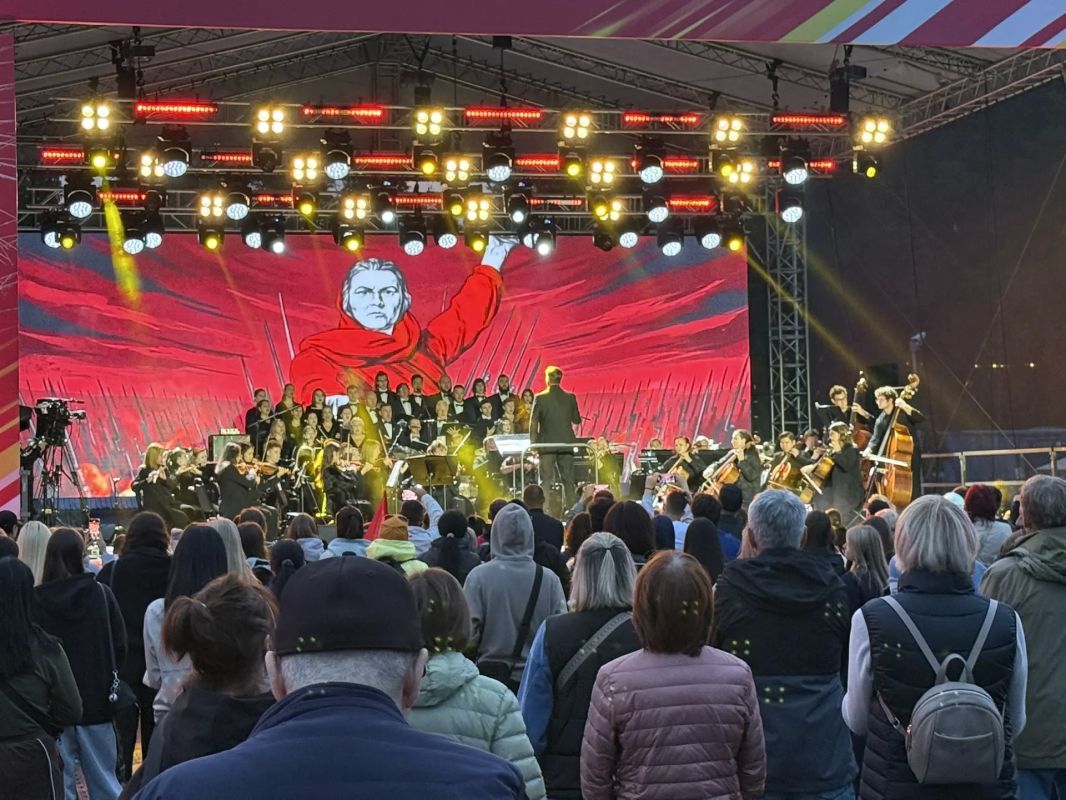 Народная дружина города Южно-Сахалинска «Кречет» прямо сейчас помогает поддерживать правопорядок на главном концерте города в парке Гагарина Народная дружина города Южно-Сахалинска «Кречет» прямо сейчас помогает поддерживать правопорядок на главном концерте города в парке Гагарина
