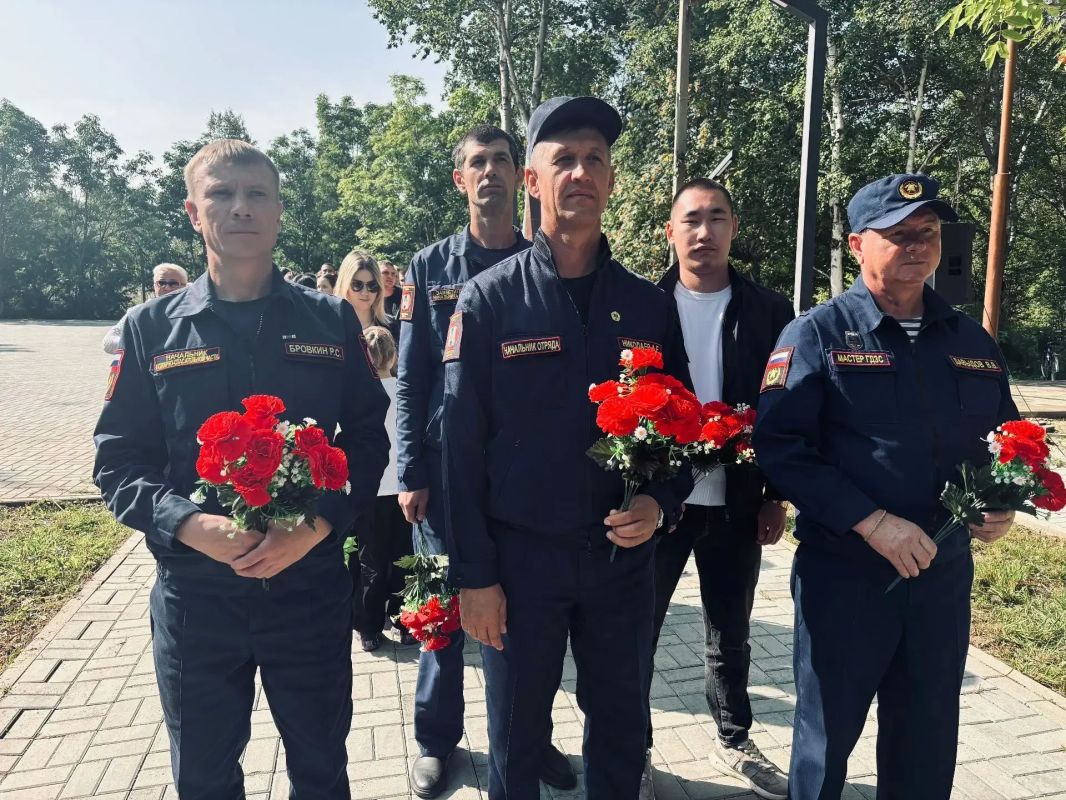 Областные пожарные почтили память воинов-освободителей Областные пожарные почтили память воинов-освободителей