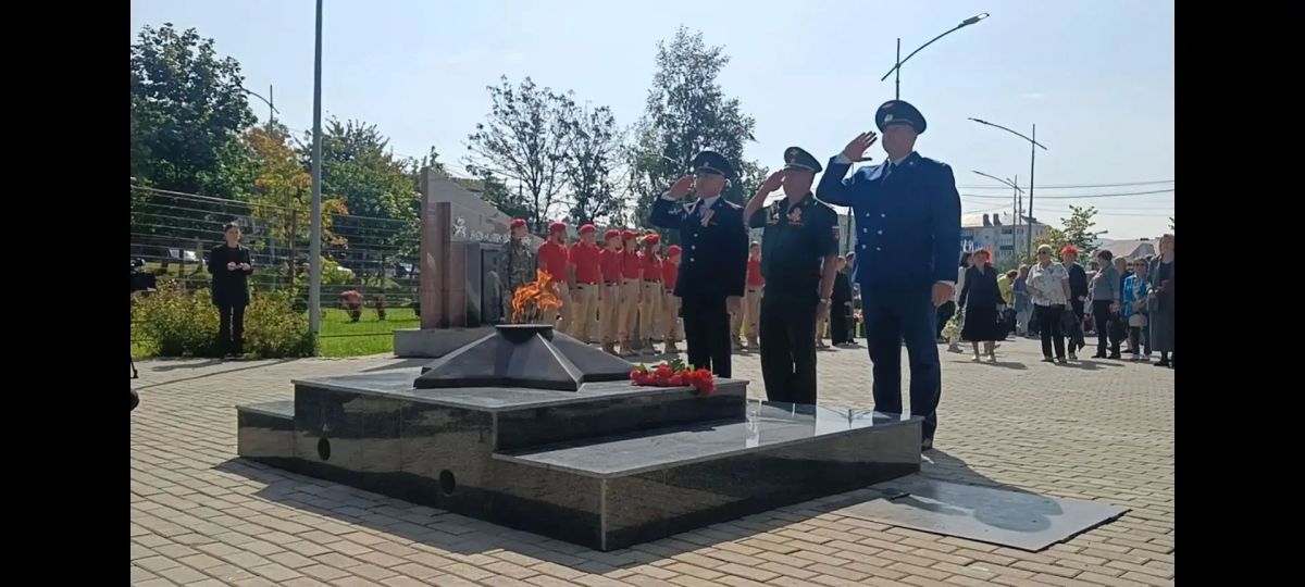 Вечный огонь теперь горит и в Долинске – сегодня его официально зажгли в районном сквере Славы Вечный огонь теперь горит и в Долинске – сегодня его официально зажгли в районном сквере Славы