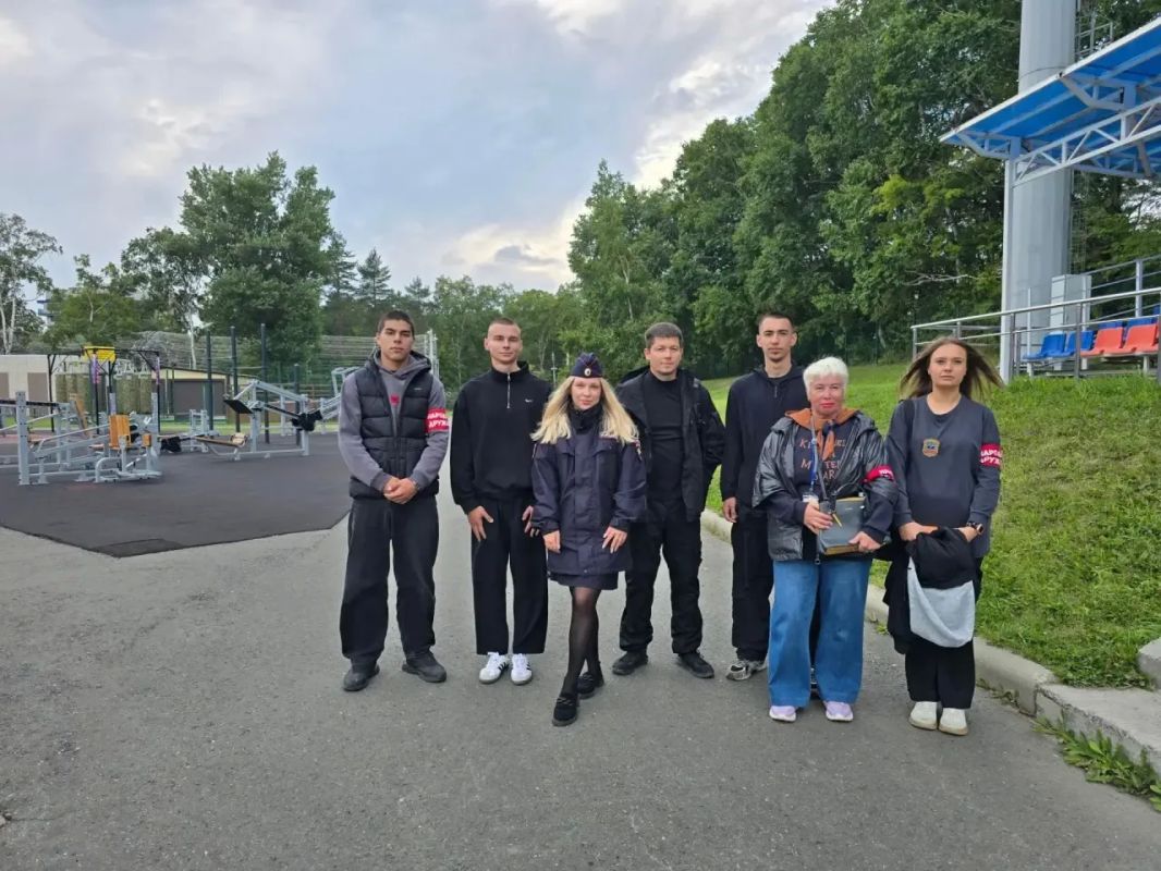 Народная дружина города Южно-Сахалинска «Кречет» прямо сейчас помогает поддерживать правопорядок на главном концерте города в парке Гагарина Народная дружина города Южно-Сахалинска «Кречет» прямо сейчас помогает поддерживать правопорядок на главном концерте города в парке Гагарина