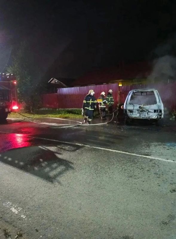 В Анивском районе горел автомобиль В Анивском районе горел автомобиль