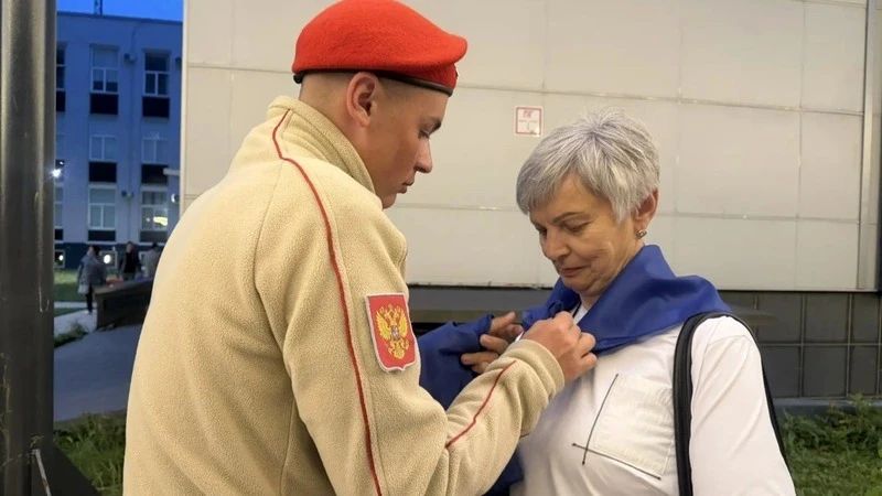 В Южно-Сахалинске прошла акция «Синий платочек Победы» ко Дню окончания Второй мировой войны В Южно-Сахалинске прошла акция «Синий платочек Победы» ко Дню окончания Второй мировой войны