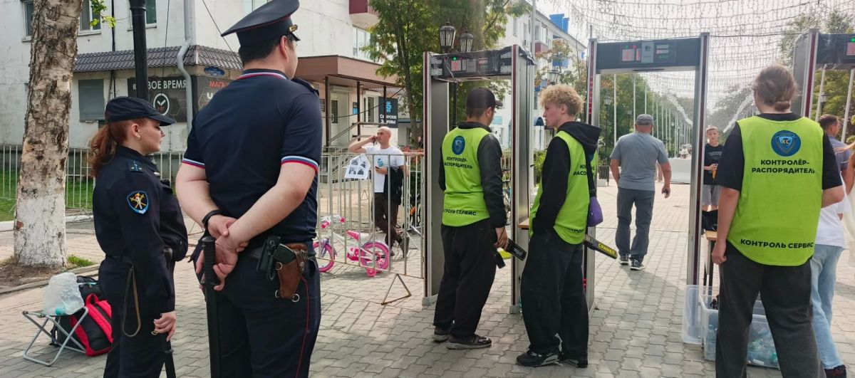 Сотрудники полиции на страже порядка во время празднования 173-летия Корсакова Сотрудники полиции на страже порядка во время празднования 173-летия Корсакова
