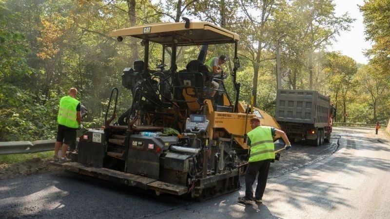 В Синегорске обновляют дорожное покрытие на улице Коммунистической В Синегорске обновляют дорожное покрытие на улице Коммунистической
