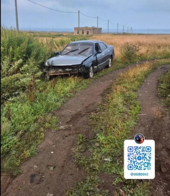 На Итурупе Toyota Crown улетела в кювет