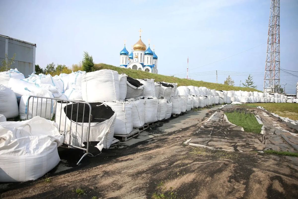 На стадионе “Спартак” в Южно-Сахалинске укладывают новый газон На стадионе “Спартак” в Южно-Сахалинске укладывают новый газон