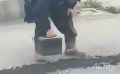 "И так сойдёт": необычный способ ямочного ремонта сняли на видео в Южно-Сахалинске