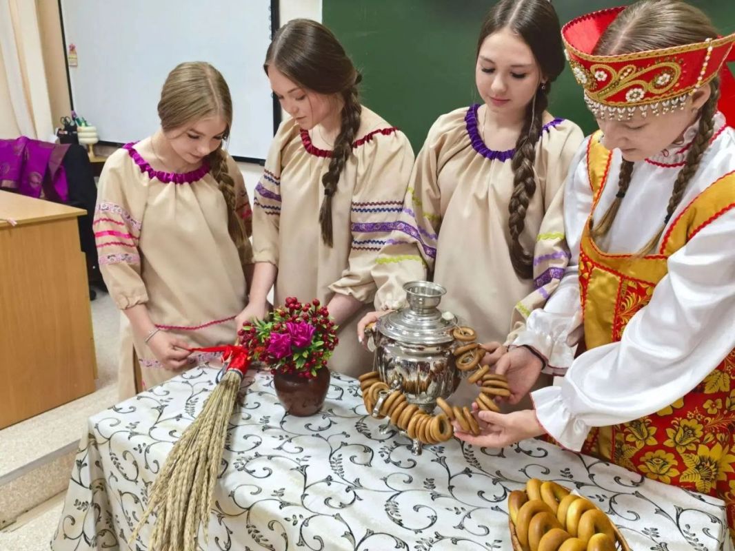 Уважаемые охинцы!. Сегодня в МБОУ СОШ № 5 прошло яркое и по-настоящему объединяющее событие — Всероссийская акция «Языки большой страны» Уважаемые охинцы!. Сегодня в МБОУ СОШ № 5 прошло яркое и по-настоящему объединяющее событие — Всероссийская акция «Языки большой страны»