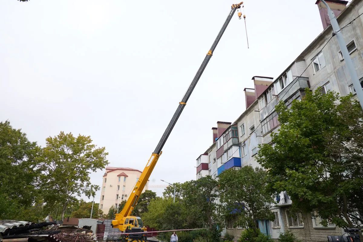 В Южно-Сахалинске восстанавливают крышу дома на улице Тихоокеанской