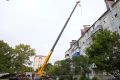 В Южно-Сахалинске восстанавливают крышу дома на улице Тихоокеанской