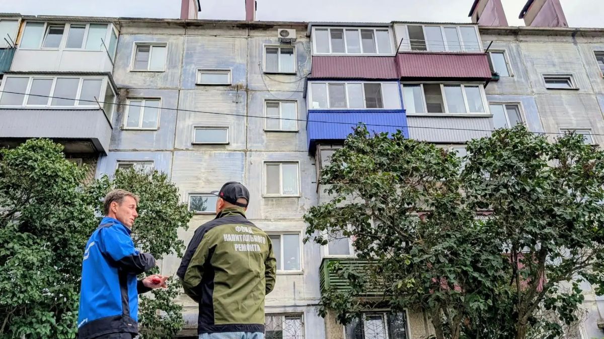 Пиломатериал для восстановления крыши дома №28 по улице Тихоокеанской в Южно-Сахалинске уже завозят на площадку Пиломатериал для восстановления крыши дома №28 по улице Тихоокеанской в Южно-Сахалинске уже завозят на площадку