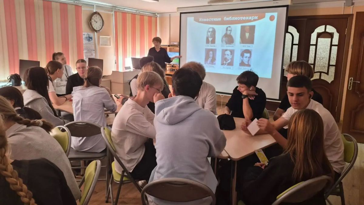 В Корсаковской модельной центральной городской библиотеке прошла профориентационная встреча «Профессия библиотекарь» для старшеклассников в рамках региональной программы «Острова В Корсаковской модельной центральной городской библиотеке прошла профориентационная встреча «Профессия библиотекарь» для старшеклассников в рамках региональной программы «Острова
