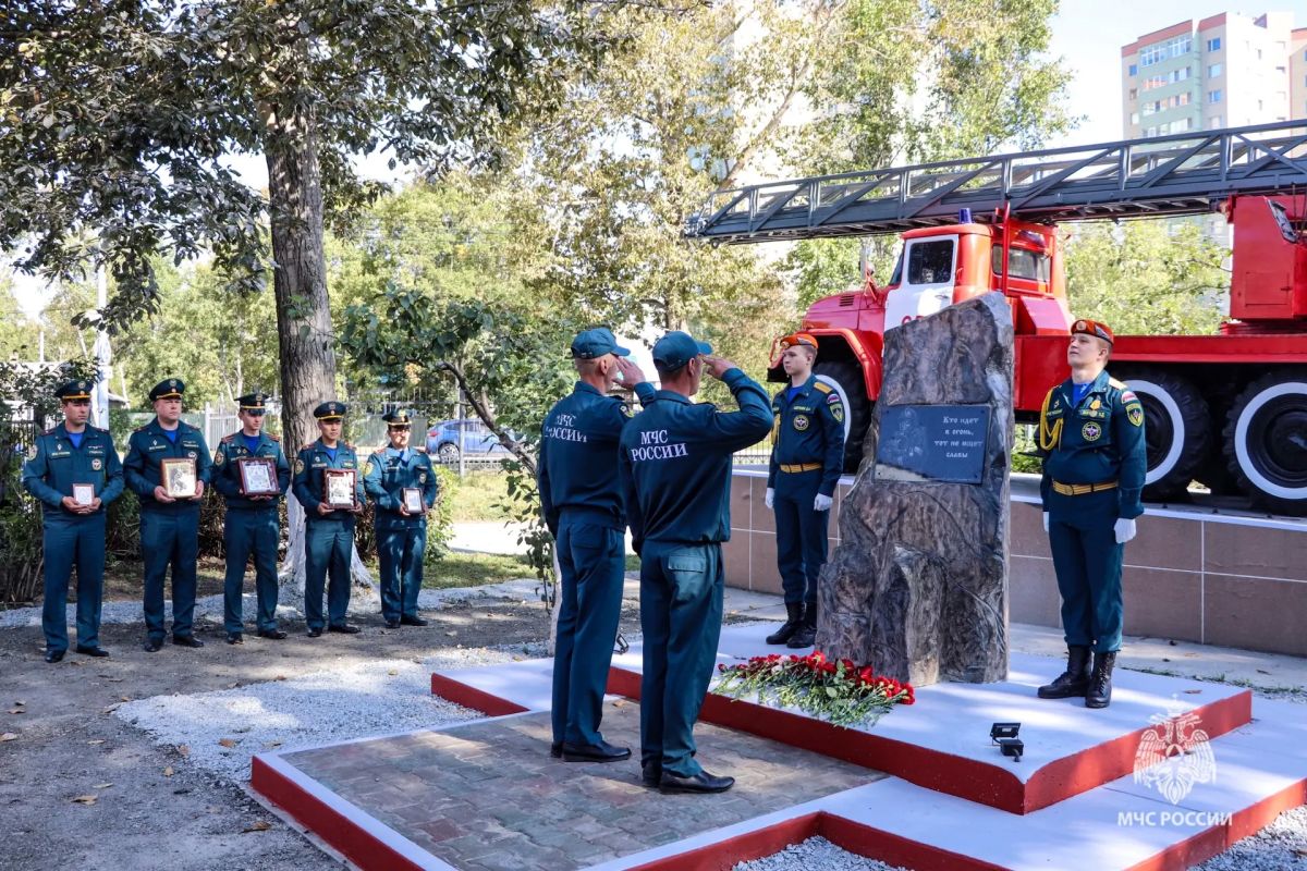 В единстве веры и подвига: под защитой Богородицы на Сахалине открыли мемориал, посвященный памяти сотрудников пожарной охраны России, погибших при исполнении служебного долга В единстве веры и подвига: под защитой Богородицы на Сахалине открыли мемориал, посвященный памяти сотрудников пожарной охраны России, погибших при исполнении служебного долга