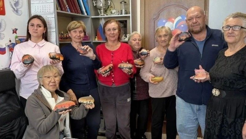 Мастер-класс по рисованию на гальке провели для старшего поколения в Охе