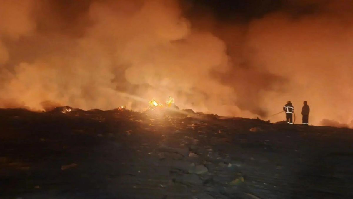 6,5 часов тушили пожар на складе ТБО в Долинском районе 6,5 часов тушили пожар на складе ТБО в Долинском районе