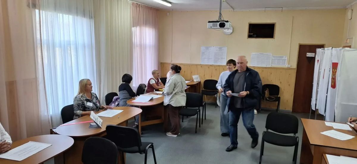 С самого утра у дверей избирательного участка УИК № 82 уже собрались первые рейдовчане, чтобы исполнить свой гражданский долг