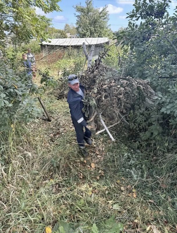 Коллектив управления обеспечения мероприятий в области ГО, ЧС и ПБ отправился к ветерану Великой Отечественной войны, чтобы помочь с уборкой на участке дома Коллектив управления обеспечения мероприятий в области ГО, ЧС и ПБ отправился к ветерану Великой Отечественной войны, чтобы помочь с уборкой на участке дома