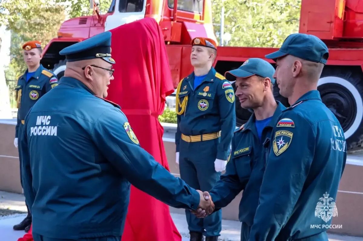 Пожарные Южно-Сахалинска создали мемориал своими руками Пожарные Южно-Сахалинска создали мемориал своими руками