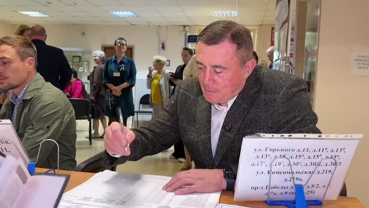 Губернатор Сахалинской области Валерий Лимаренко проголосовал на выборах в Госдуму