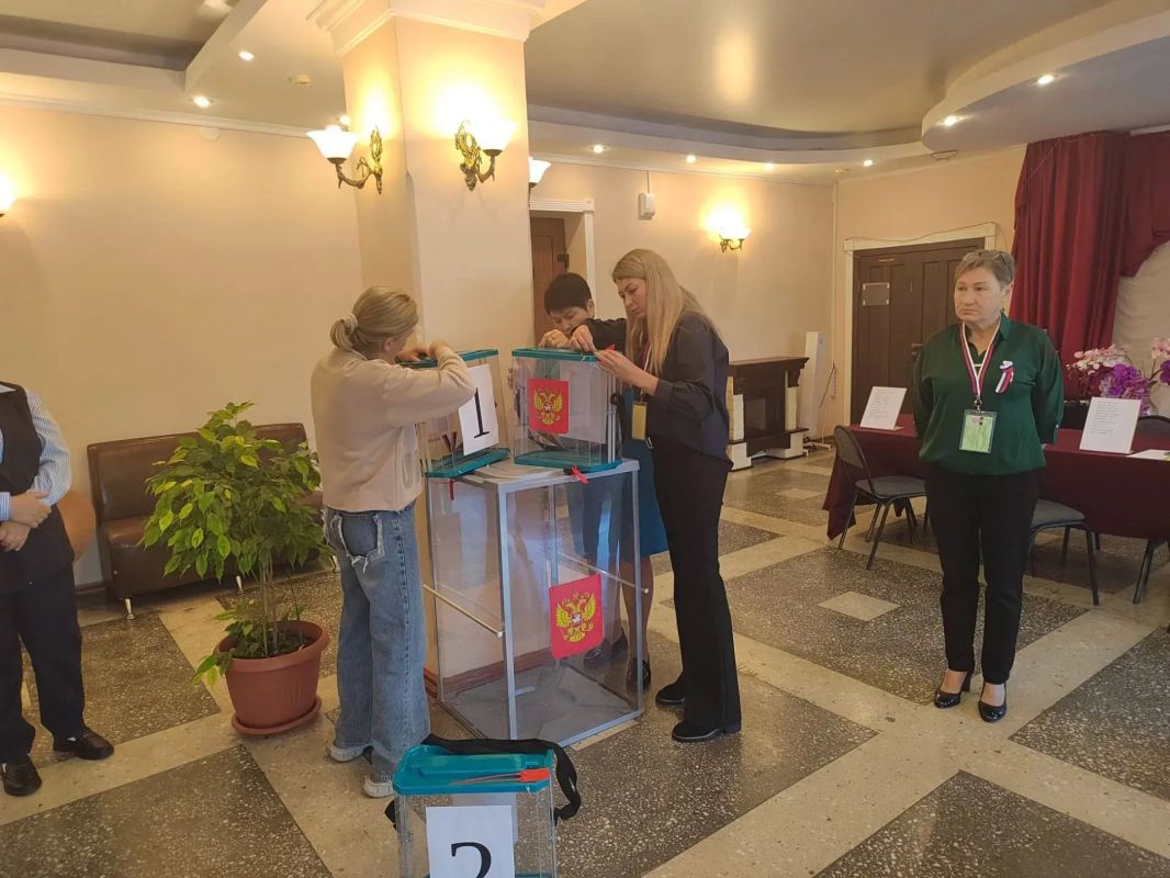В 8 утра в Южно-Сахалинске торжественно открылись избирательные участки и началось голосование на выборах депутатов Государственной Думы В 8 утра в Южно-Сахалинске торжественно открылись избирательные участки и началось голосование на выборах депутатов Государственной Думы