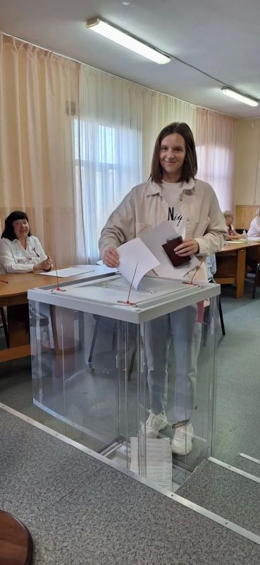С самого утра у дверей избирательного участка УИК № 82 уже собрались первые рейдовчане, чтобы исполнить свой гражданский долг С самого утра у дверей избирательного участка УИК № 82 уже собрались первые рейдовчане, чтобы исполнить свой гражданский долг
