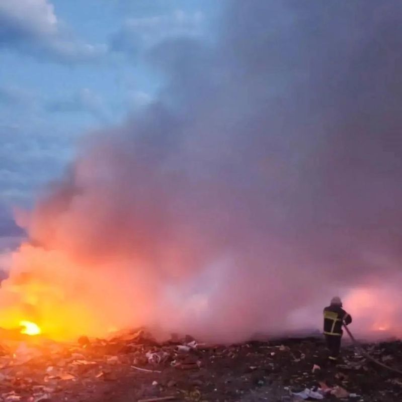 6,5 часов тушили пожар на складе ТБО в Долинском районе 6,5 часов тушили пожар на складе ТБО в Долинском районе
