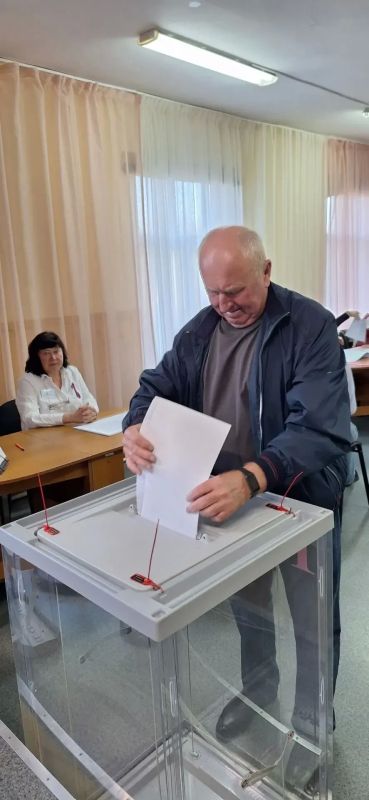 С самого утра у дверей избирательного участка УИК № 82 уже собрались первые рейдовчане, чтобы исполнить свой гражданский долг С самого утра у дверей избирательного участка УИК № 82 уже собрались первые рейдовчане, чтобы исполнить свой гражданский долг