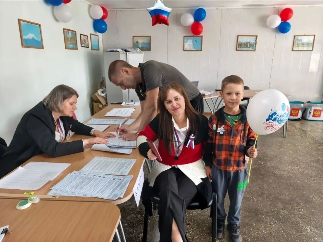 На избирательных участках в Южно-Курильском муниципальном округе голосуют не только молодожёны, почётные граждане Южно-Курильского муниципального округа, многодетные семьи, но и пожилые, маломобильные группы избирателей На избирательных участках в Южно-Курильском муниципальном округе голосуют не только молодожёны, почётные граждане Южно-Курильского муниципального округа, многодетные семьи, но и пожилые, маломобильные группы избирателей