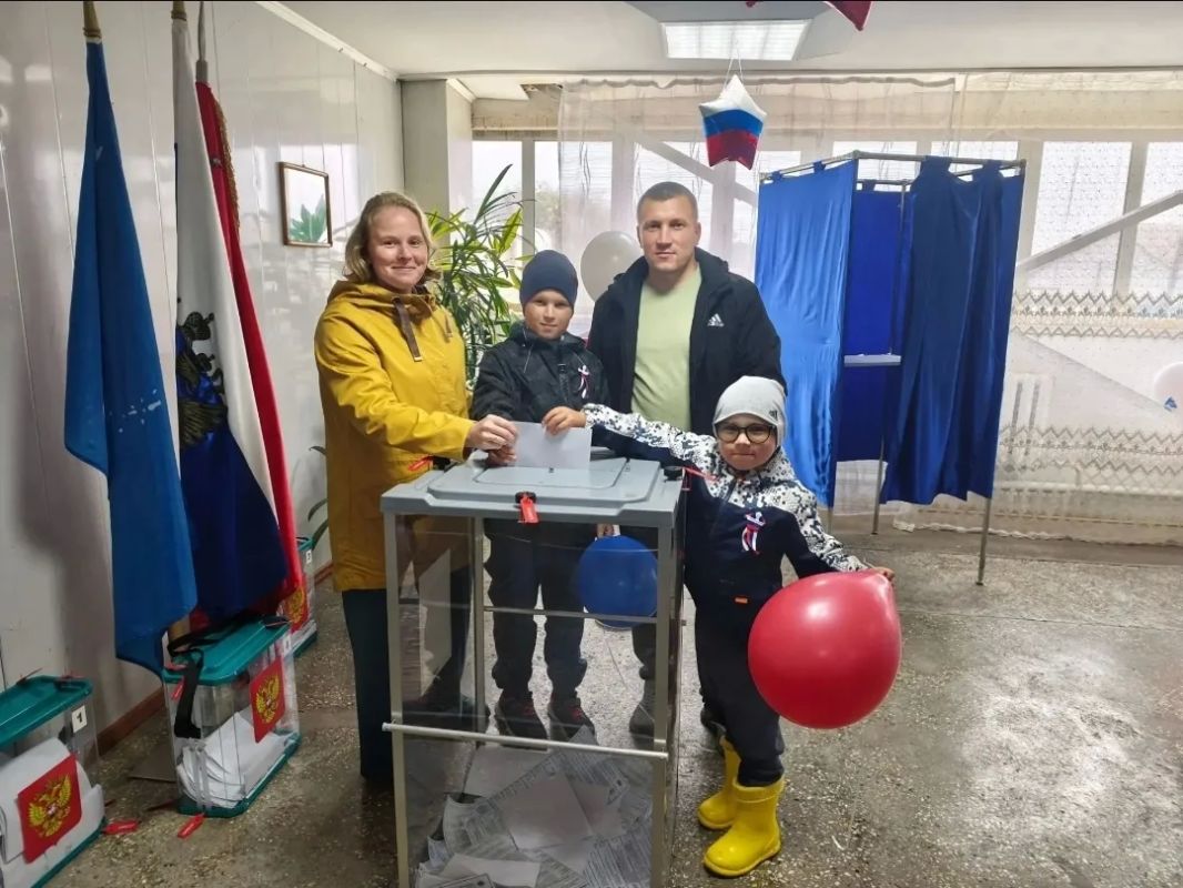 На избирательных участках в Южно-Курильском муниципальном округе голосуют не только молодожёны, почётные граждане Южно-Курильского муниципального округа, многодетные семьи, но и пожилые, маломобильные группы избирателей На избирательных участках в Южно-Курильском муниципальном округе голосуют не только молодожёны, почётные граждане Южно-Курильского муниципального округа, многодетные семьи, но и пожилые, маломобильные группы избирателей