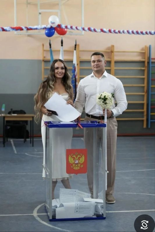 Молодожёны посетили избирательные участки Молодожёны посетили избирательные участки
