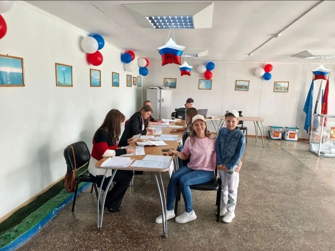 На избирательных участках в Южно-Курильском муниципальном округе голосуют не только молодожёны, почётные граждане Южно-Курильского муниципального округа, многодетные семьи, но и пожилые, маломобильные группы избирателей На избирательных участках в Южно-Курильском муниципальном округе голосуют не только молодожёны, почётные граждане Южно-Курильского муниципального округа, многодетные семьи, но и пожилые, маломобильные группы избирателей