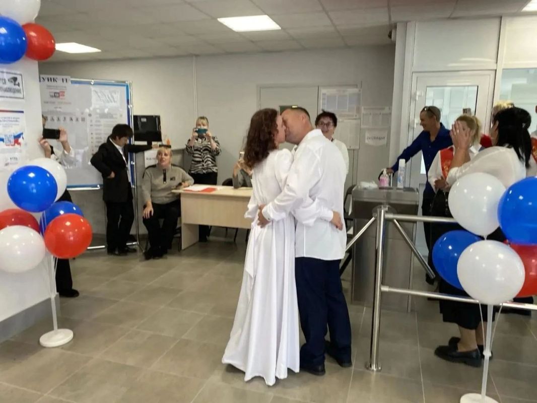 Молодожёны посетили избирательные участки Молодожёны посетили избирательные участки