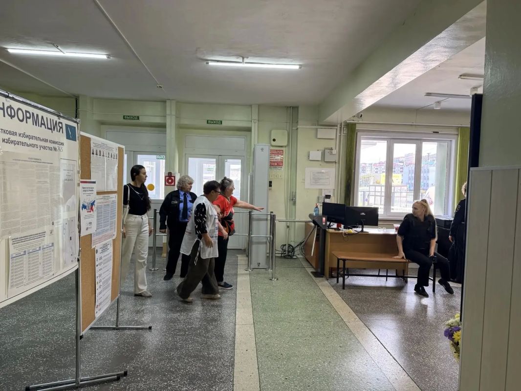 В Холмске на избирательных участках продолжается встреча поколений - впервые голосующих поздравляют с этим важным событием, а избирателей старшего поколения приветствуют теплыми улыбками и признанием В Холмске на избирательных участках продолжается встреча поколений - впервые голосующих поздравляют с этим важным событием, а избирателей старшего поколения приветствуют теплыми улыбками и признанием