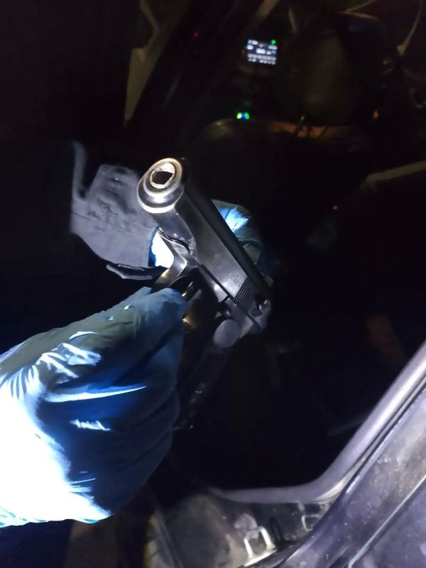Полицейские в Южно-Сахалинске изъяли у пассажира оружие Полицейские в Южно-Сахалинске изъяли у пассажира оружие