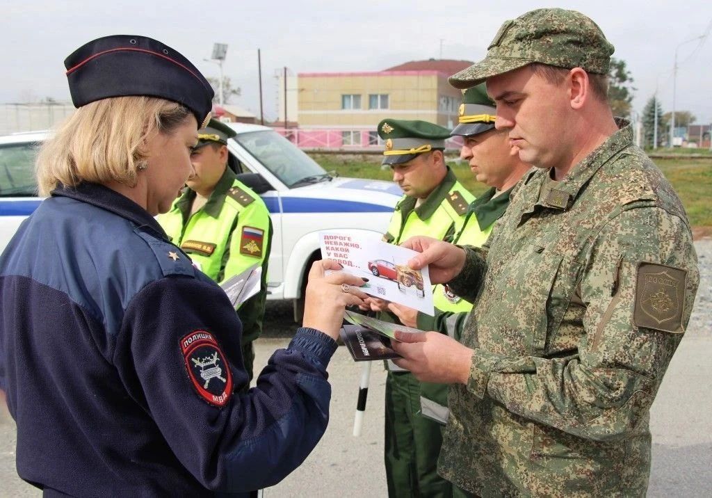 На Сахалине военные автоинспекторы и ГИБДД напомнили водителям о «Дне без автомобиля» На Сахалине военные автоинспекторы и ГИБДД напомнили водителям о «Дне без автомобиля»