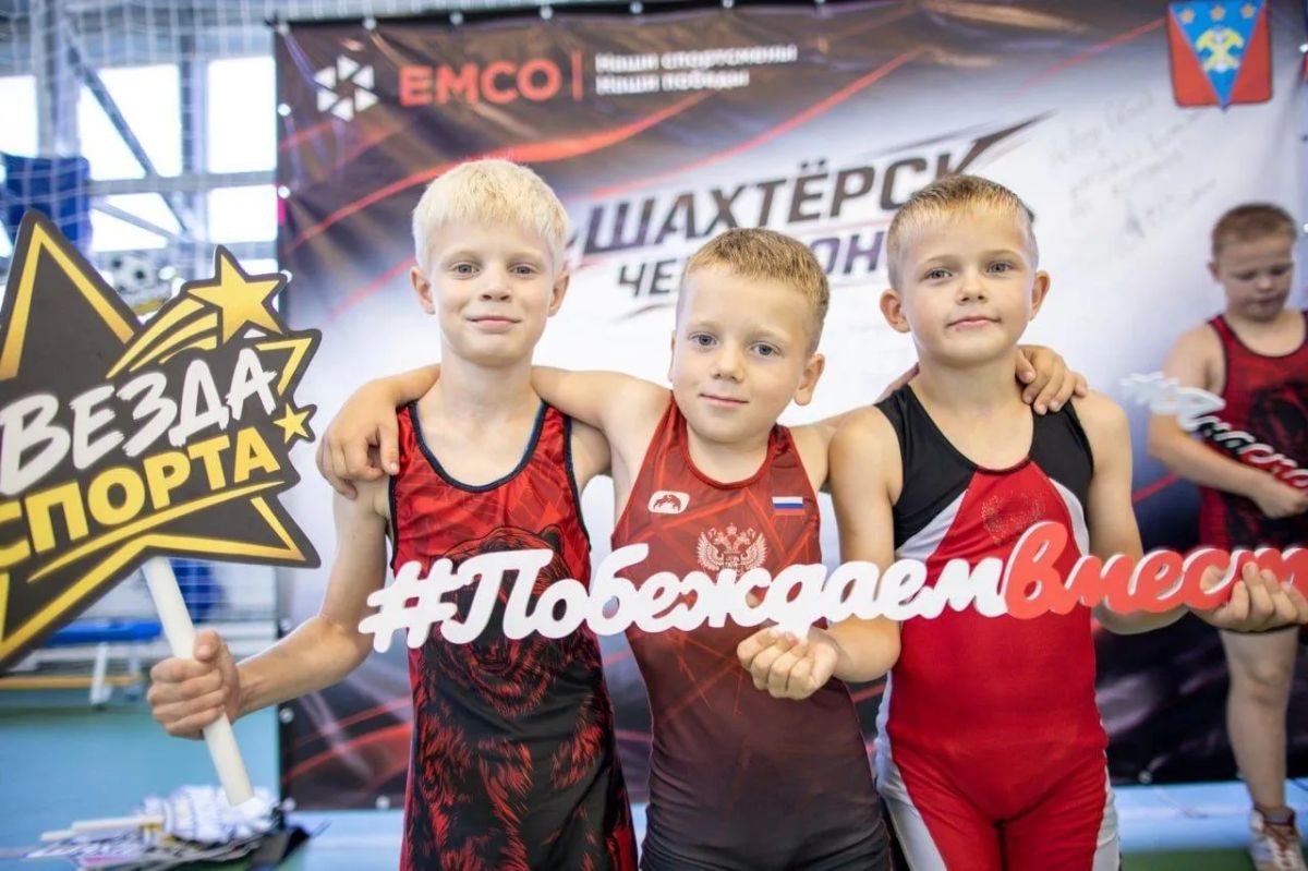 ВГК вручила новую форму спортсменам Углегорского района ВГК вручила новую форму спортсменам Углегорского района